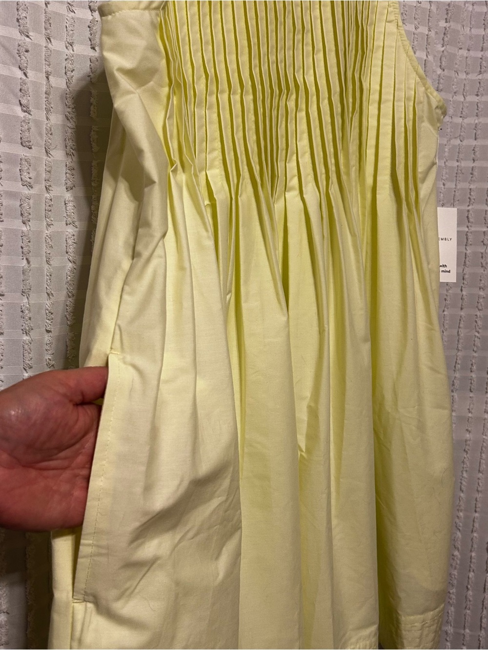 Women’s Medium Tuck-Pleat Yellow Dress with pockets NWT- - Picture 3 of 9